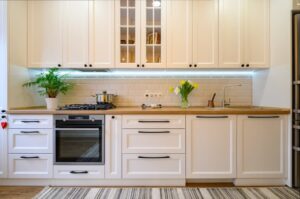 Cozy modern white kitchen cabinets